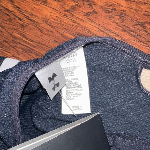 NWT Under Armour Seamless Light Support Black and White Sports Bra (XS) - Picture 5 of 6